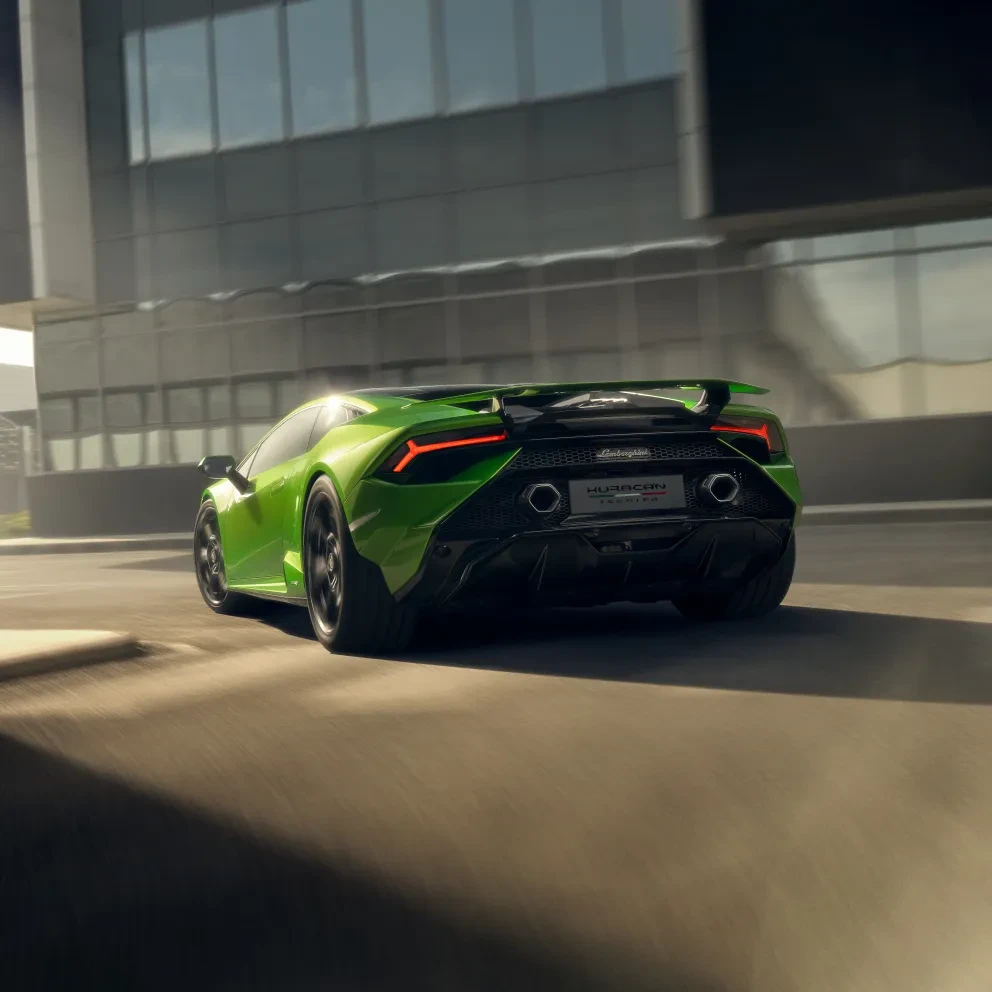 Lamborghini Huracán Tecnica schuin achterkant 