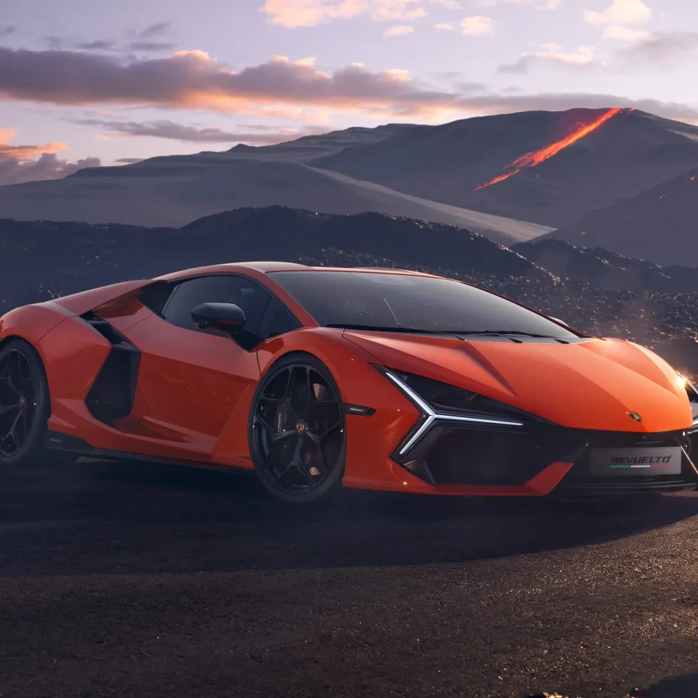 Lamborghini Revuelto oranje schuin vooraanzicht bij de bergen