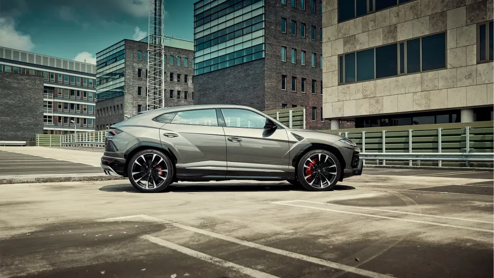 Lamborghini Urus zijaanzicht