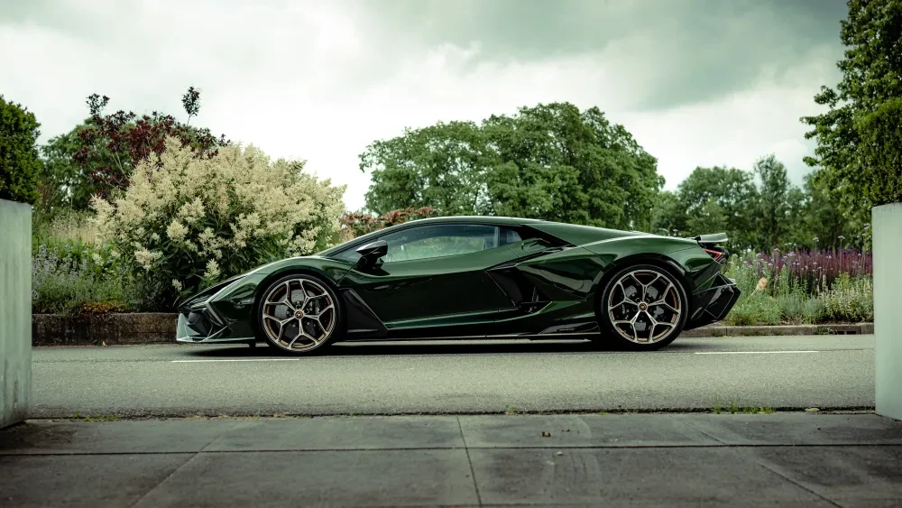 Lamborghini Revuelto - Zijaanzicht