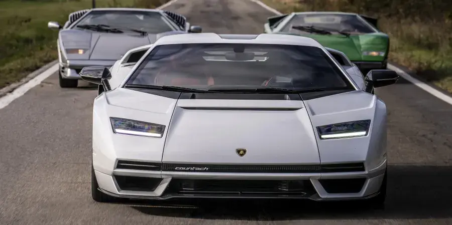 Lamborghini Countach op de weg