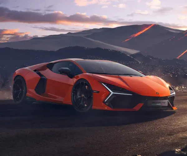 Lamborghini Revuelto oranje schuin vooraanzicht bij de bergen