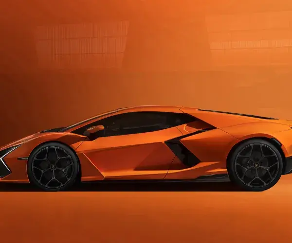 Lamborghini Revuelto oranje zijaanzicht