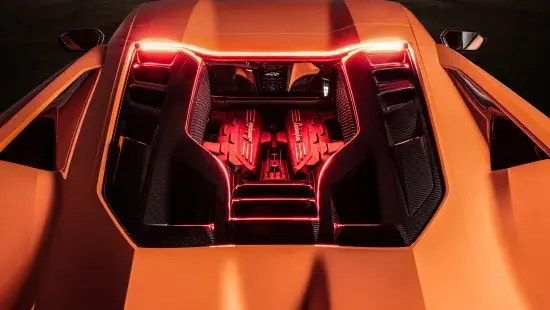 Lamborghini Revuelto oranje motor achteraanzicht